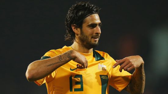 Socceroo Williams comes home to Glory as Warren signs on for another year