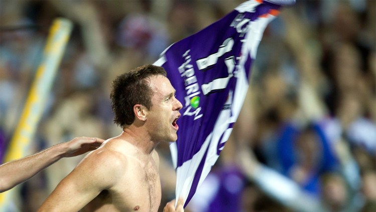 This image has an empty alt attribute; its file name is Glory-v-Wellington-2012-Todd-Howarth-celebrates-cropped.jpg