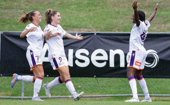 Glory sign off with away victory