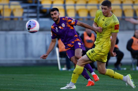 Glory edged out in dramatic Distance Derby